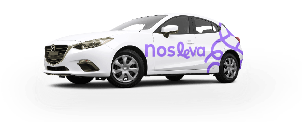 Carro branco com a identidade roxa da NosLeva
