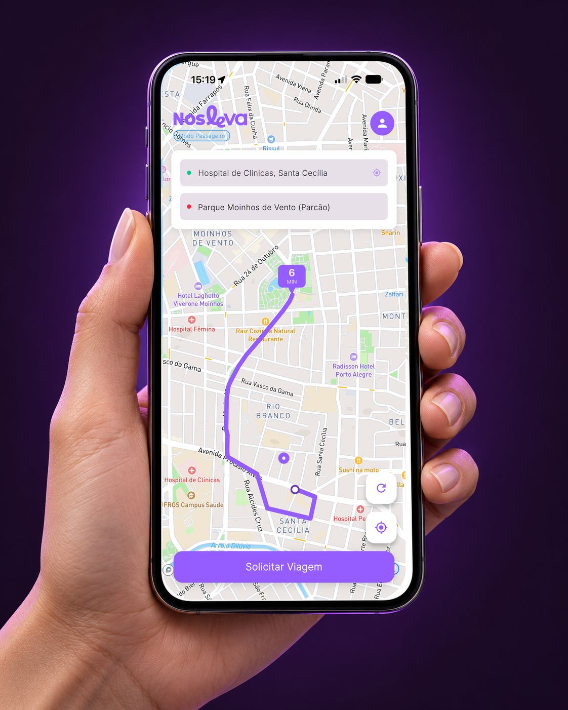 Mão segurando um celular com o app NosLeva aberto na tela de pedir corrida